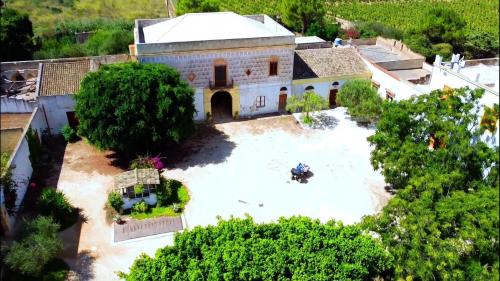 an aerial view of a house with a courtyard at GIARDINO del MARE in Petrosino