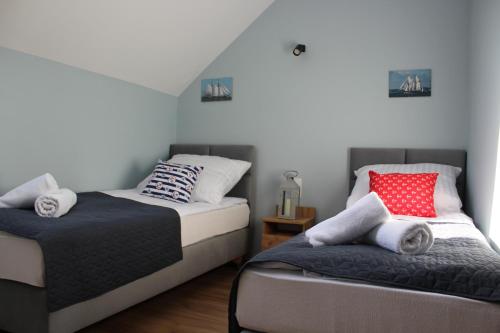 twee bedden naast elkaar in een slaapkamer bij Domki Morskie in Władysławowo