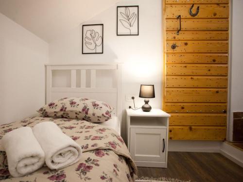 - une chambre avec un lit et des serviettes dans l'établissement Holiday house Bellissima, à Krivodol