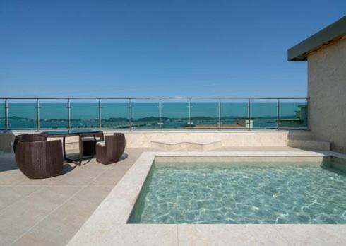 - une piscine avec vue sur l'océan dans l'établissement Gunsan Stay Tourist Hotel, à Gunsan