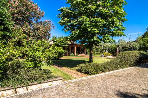 a garden with a house in the background at B&B Villa Sbaraglia in Alatri