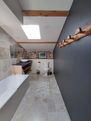 une salle de bain avec toilettes et lavabo dans l'établissement L'atelier des huppes, à Joyeuse