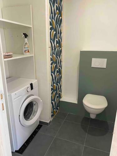 ein Badezimmer mit einer Waschmaschine und einem WC in der Unterkunft Appartement refait à neuf in Argelès-sur-Mer