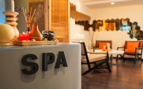Ein Sitzbereich in der Unterkunft West All Suites Hotel Ashdod