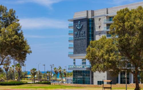 Zimmer mit Blick auf das westin mission hills hotel in der Unterkunft West All Suites Hotel Ashdod in Aschdod