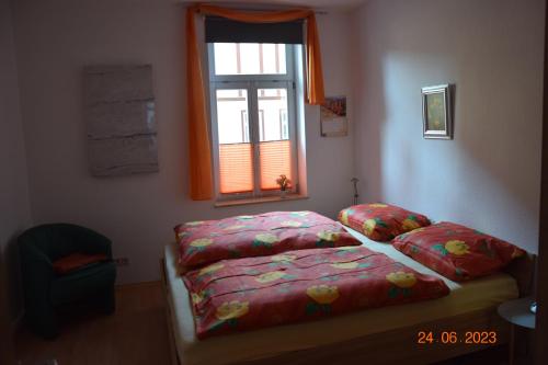 um quarto com uma cama e uma janela em Zur Pforte em Arnstadt