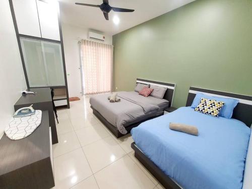 um quarto com duas camas e um sofá em MODERN STYLISH 2STOREY HOUSE 8PAX@ALMA NEAR JUSCO em Bukit Mertajam