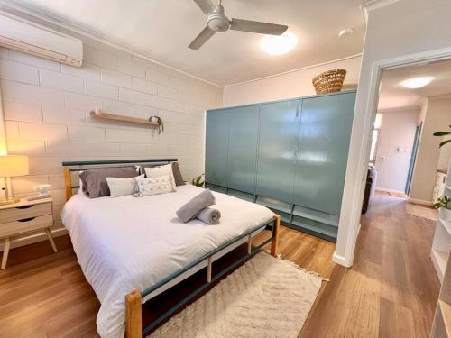 Stylish Apartment by the sea tesisinde bir odada yatak veya yataklar