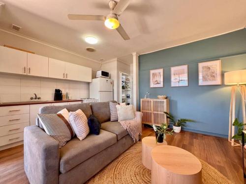 un soggiorno con divano e una cucina di Stylish Apartment by the sea a Port Hedland