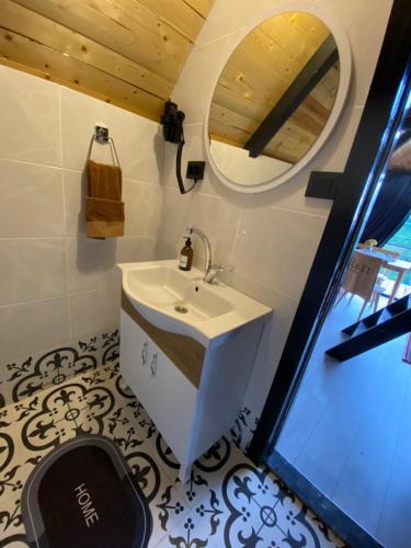 Bilik mandi di Retro Pileki Bungalov