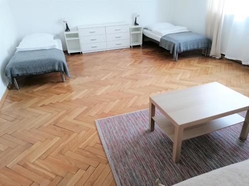 salon z 2 łóżkami i stolikiem kawowym w obiekcie Apartament Park Redena w mieście Chorzów