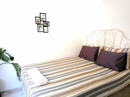سرير أو أسرّة في غرفة في Cosy flat in Ortaköy Bosphorus