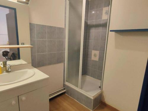 Ένα μπάνιο στο Appartement 2 pièces au centre de Cauterets - FR-1-234-148