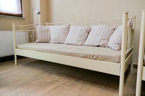 a white couch with pillows on it in a room at Agriturismo Cascina della Fontana in Lodi