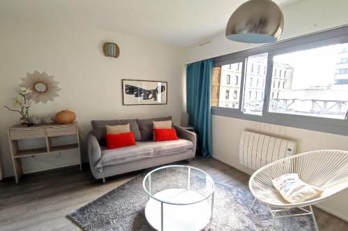 salon z kanapą, krzesłami i oknem w obiekcie Studio of 27m in downtown w mieście Bordeaux