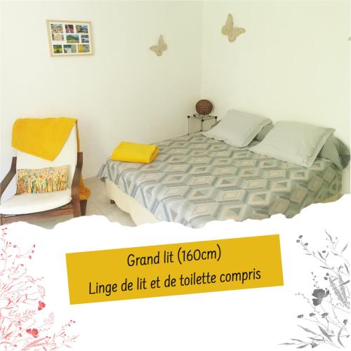 une chambre avec un lit et une chaise dedans dans l'établissement Calme et arboré, Studio 34, à Digne-Les-Bains