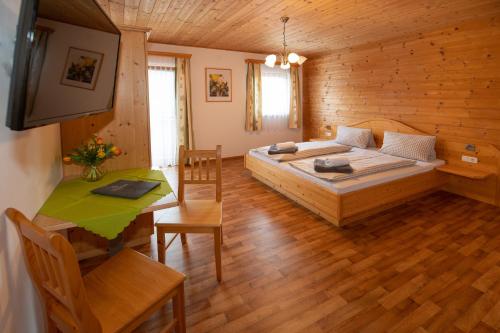 ein Schlafzimmer mit einem Bett und einem Tisch in einem Zimmer in der Unterkunft Obergersbach in Floitensberg