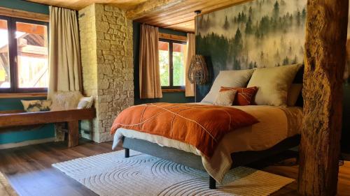 Le Refuge du Montagnard في Marthod: غرفة نوم مع سرير كبير في غرفة مع نوافذ