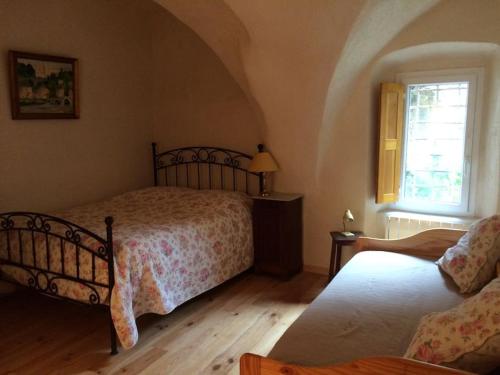 a bedroom with two beds and a window at Maison de village en montagne in La Bréole