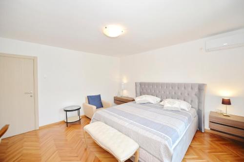 Una cama o camas en una habitación de Apartments Ivanović