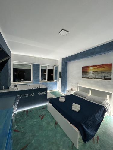1 dormitorio con 1 cama en una habitación con paredes azules en Suite al mare en Taranto