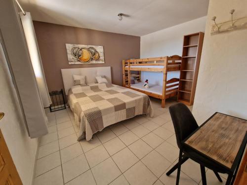 1 dormitorio con 1 cama, 1 mesa y 1 silla en Appart'O Soleil, en Fréjus