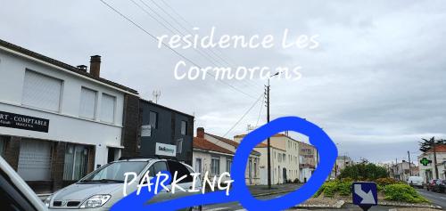 une photo d'une voiture garée dans une rue dans l'établissement studio near downtown and old port, à La Rochelle