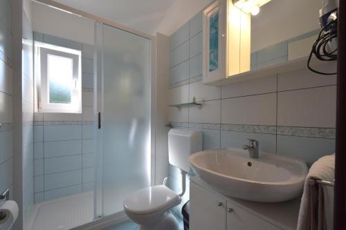 Et badeværelse på Apartments Rtic