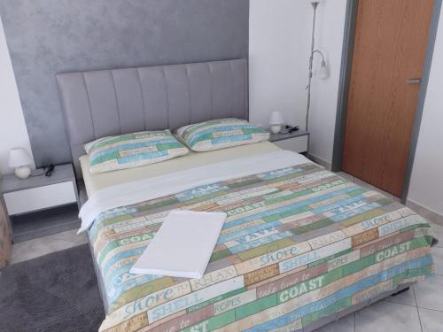 Un dormitorio con una cama con papel. en Apartment Marta, en Kali