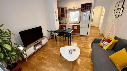 Televízia a/alebo spoločenská miestnosť v ubytovaní Picassia Home Malaga Center