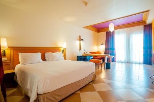 a hotel room with a bed and a desk at Hotel Novotel Sharm El-Sheikh in Sharm El Sheikh