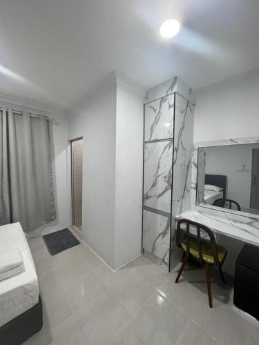 バチョにあるDemo Innの白い部屋(ベッド1台、鏡付)