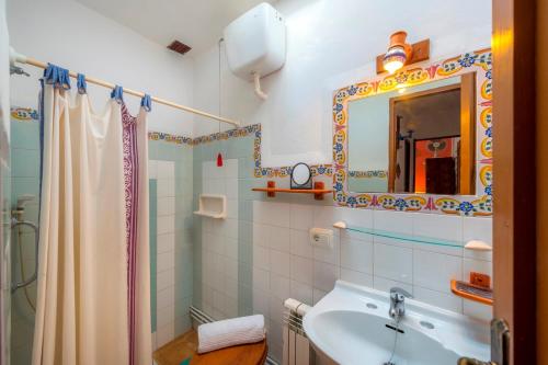 a bathroom with a sink and a mirror at Bonavista (Batle De Bonavista) in Felanitx