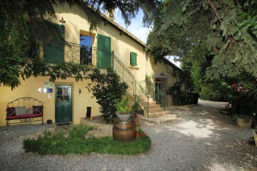 een huis met een groene deur en een trap bij Grande maison de charme avec piscine au coeur des vergers et vignobles in La Roche-de-Glun