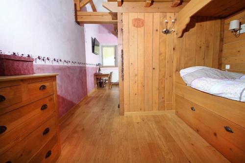 une chambre avec un lit et un parquet dans l'établissement Grande maison de charme avec piscine au coeur des vergers et vignobles, à La Roche-de-Glun