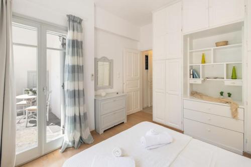 a white room with a bed and a mirror at Citrine in Naousa