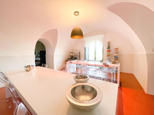 een badkamer met toilet in het midden van een kamer bij La Casa del Poeta Enna - Pergusa in Enna