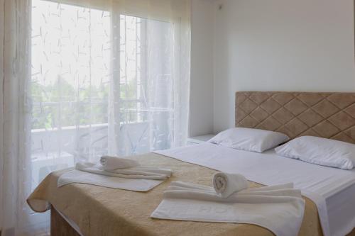 A bed or beds in a room at Trea Apartment