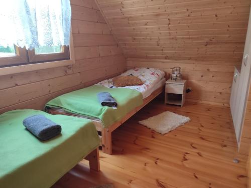 Zimmer mit 2 Einzelbetten in einem Blockhaus in der Unterkunft Domki Blizniaki in Żywki