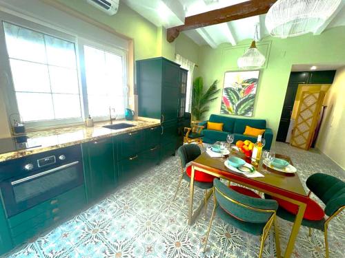eine Küche mit einem Tisch und einem Esszimmer in der Unterkunft Esmeralda Apartment With Free Private Underground Parking in Valencia