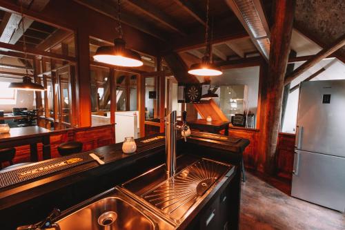 Η κουζίνα ή μικρή κουζίνα στο Harlingen Staete B&B Boutique hotel