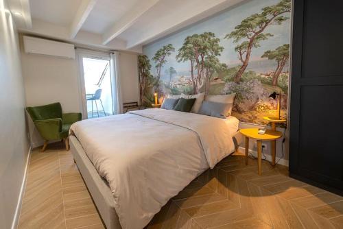 une chambre avec un grand lit avec un tableau au mur dans l'établissement Renovated bijou gem in heart of Cannes, à Cannes