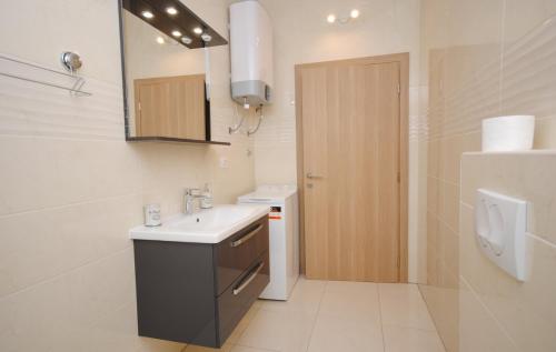 uma casa de banho com um lavatório e um WC em Brand-new 3-bedroom apartments em Kaštela