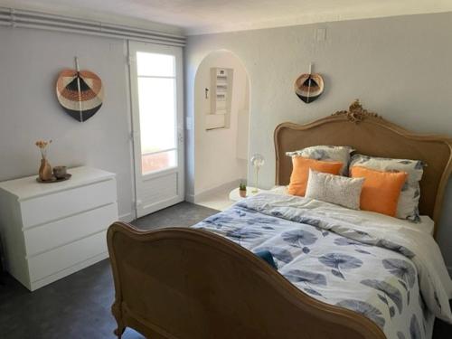 une chambre avec un grand lit et une fenêtre dans l'établissement Villa de charme ESMEE - Plein centre, à Cavalaire-sur-Mer