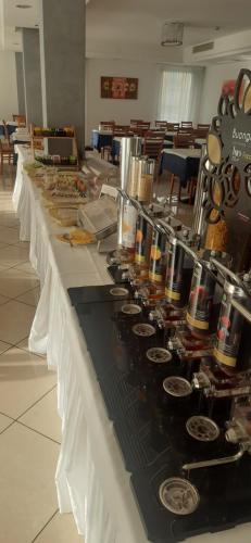 una larga mesa llena de muchas botellas de alcohol en Hotel Massimo, en Cervia