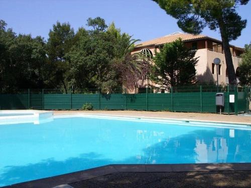 une piscine en face d'une clôture dans l'établissement Studio Rez de jardin St Aygulf, à Fréjus