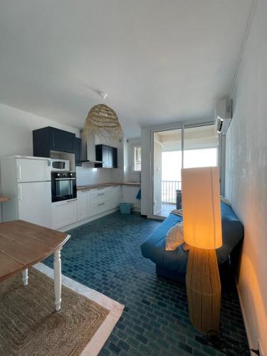 - une cuisine avec un lit et une table dans une chambre dans l'établissement « Le Bellevue » by P&T, à Canet