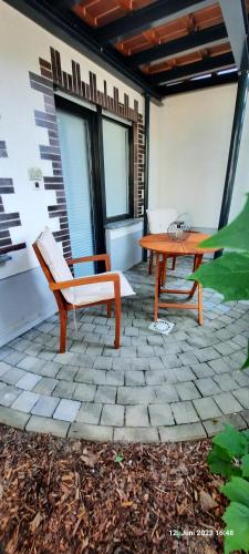 une table et un banc sur une terrasse dans l'établissement Apartment Festung zu Ketghe - Nähe Koblenz, à Kettig