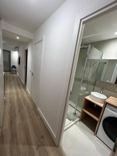 une salle de bain avec un lavabo et une douche en verre dans l'établissement Vernier, à Nice