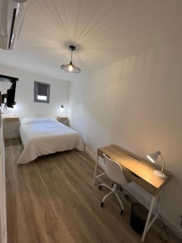 - une chambre avec un lit et un bureau dans l'établissement Vernier, à Nice
